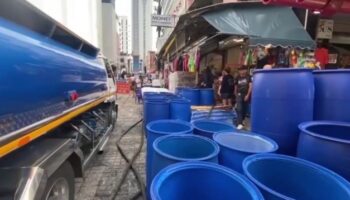 Туристы протестуют против завышенных цен на воду на фестивале Хатъяй Сонгкран