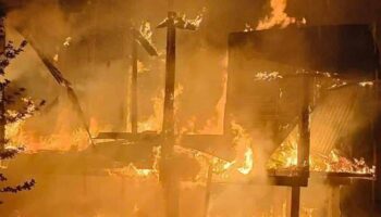 Удар молнии поджег дом Исаана во время ужасающей бури (видео)