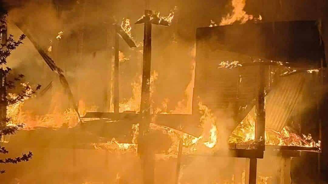 Удар молнии поджег дом Исаана во время ужасающей бури (видео)