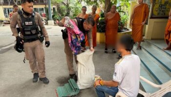 Фальшивого монаха поймали за вымогательством пожертвований во время Сонгкрана в Накхонпатхом
