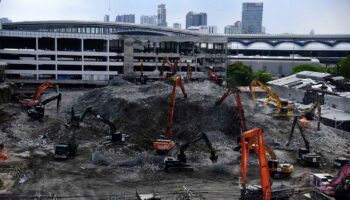 Фокус переключается на шахту лифта в поисках жертв обрушения