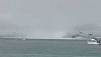 Фонтаны воды создают зрелище в заливе Чалонг, а не торнадо