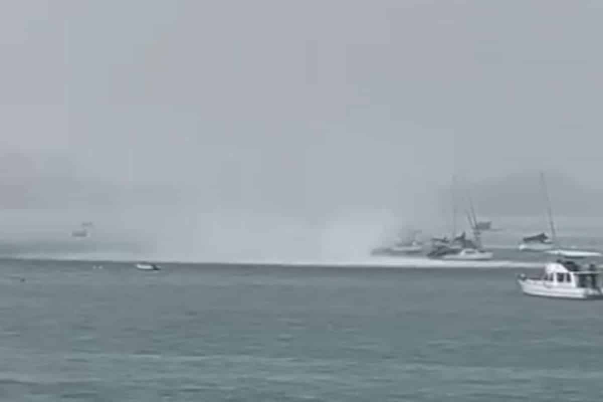 Фонтаны воды создают зрелище в заливе Чалонг, а не торнадо