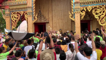 Церемония посвящения в сан в Аюттхае привлекает толпу со слонами