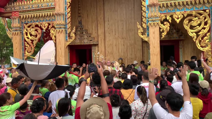 Церемония посвящения в сан в Аюттхае привлекает толпу со слонами