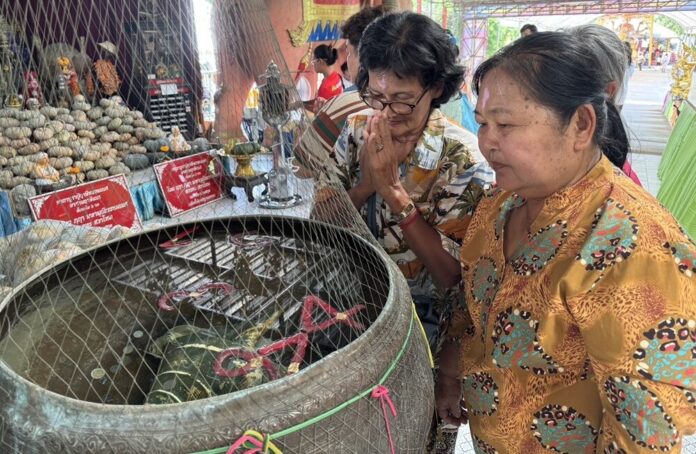 Человек из Накхонпханом приписывает выигрыш в лотерею священным числам