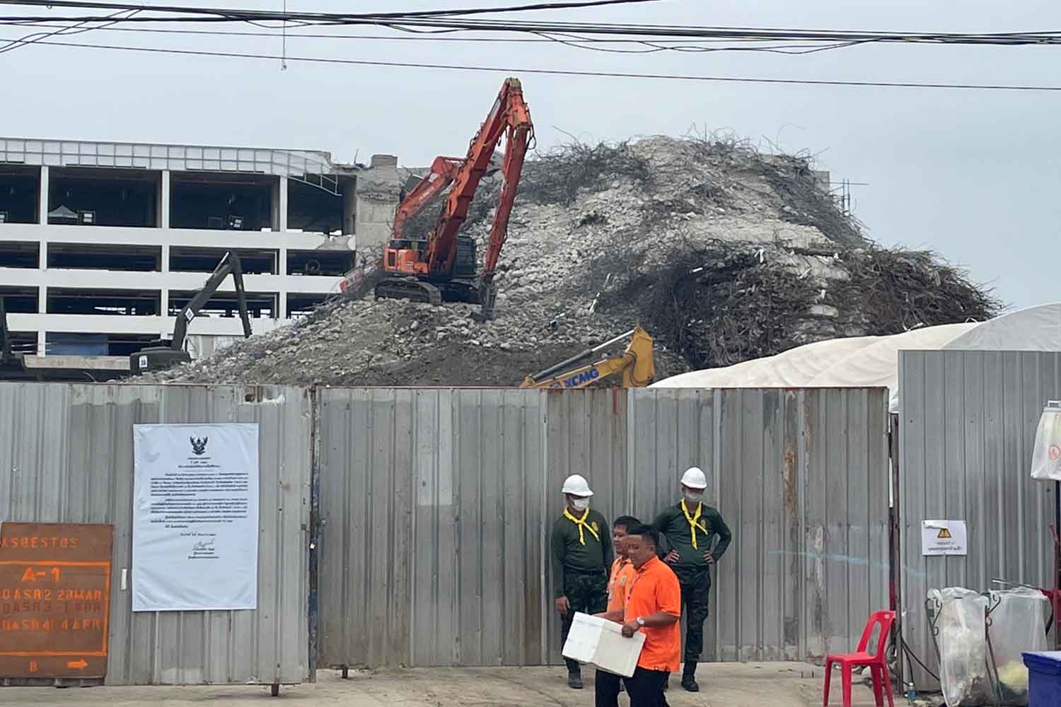 Экскаваторы углубляются в разрушенную бангкокскую башню, число жертв растет