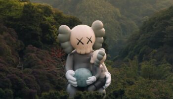 TAT объявляет о проведении “KAWS:ПРАЗДНИК” в Таиланде в Санам Луанг