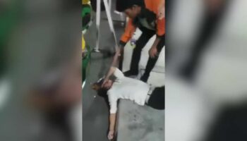 2 Тайских злоумышленника нападают и пытаются помочиться на жертву в игровом споре