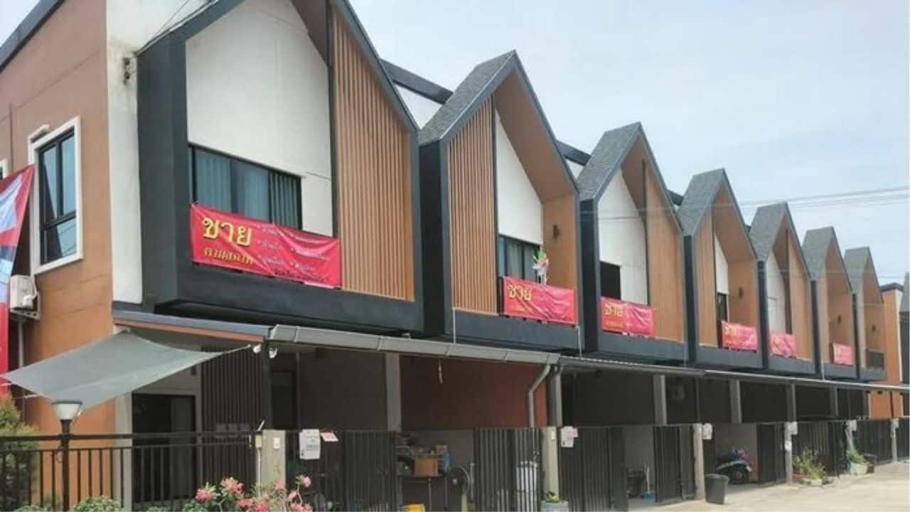 30 домов в Самут-Сакхоне выставлены на продажу из-за структурных проблем