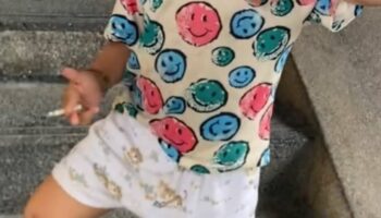 4-летнего тайского мальчика спасли после того, как он был замечен курящим сигарету в вирусном видео
