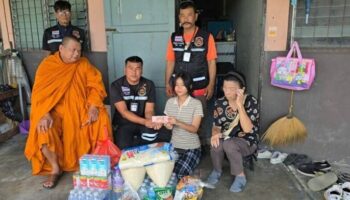 Аббат Чонбури спасает голодающую бабушку и подростка добрым поступком