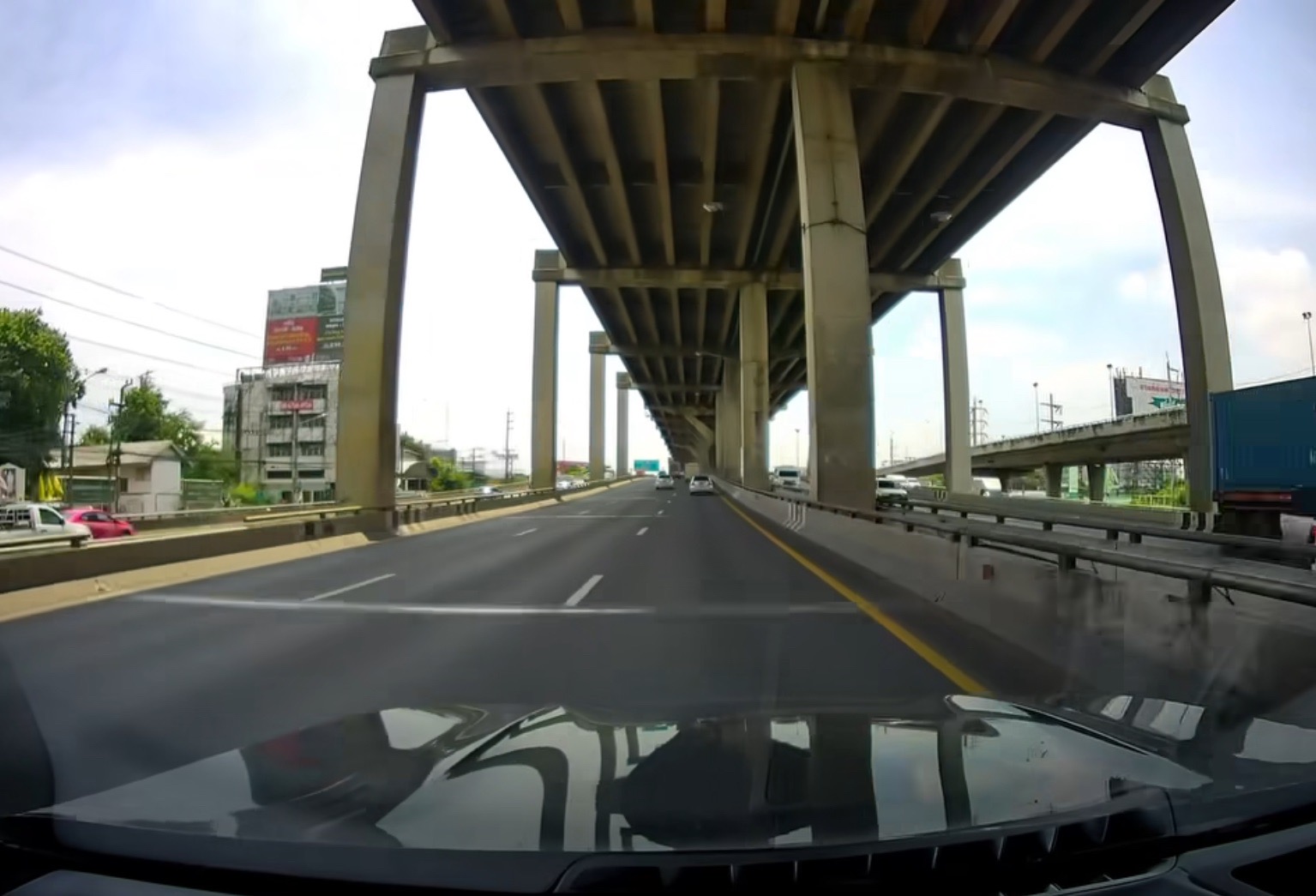 Автомобилист сообщил об инциденте с бросанием камней на Пханьотин-роуд