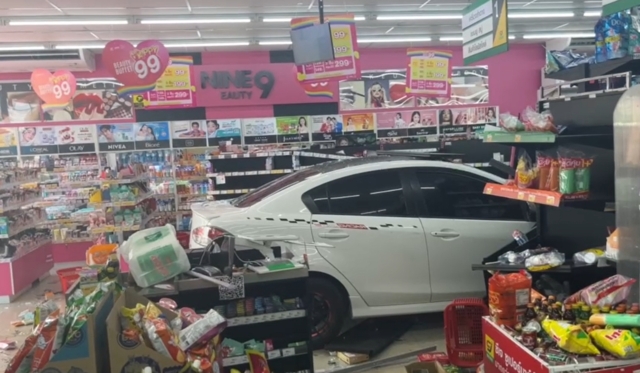 Автомобиль врезался в супермаркет Suphan Buri, в результате чего двое получили ранения