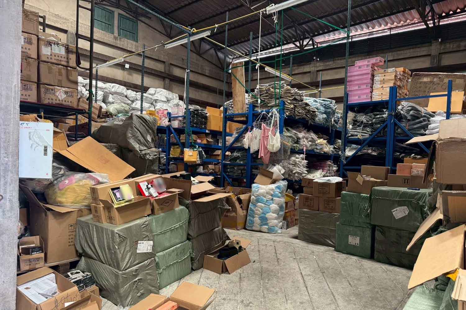 Бангкок рейды отлавливать опасных косметика контрабандным путем из Китая