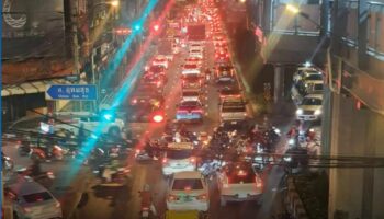 Бангкокский район Банг-На оказался в пробке из-за наводнений и пробок на дорогах (видео)