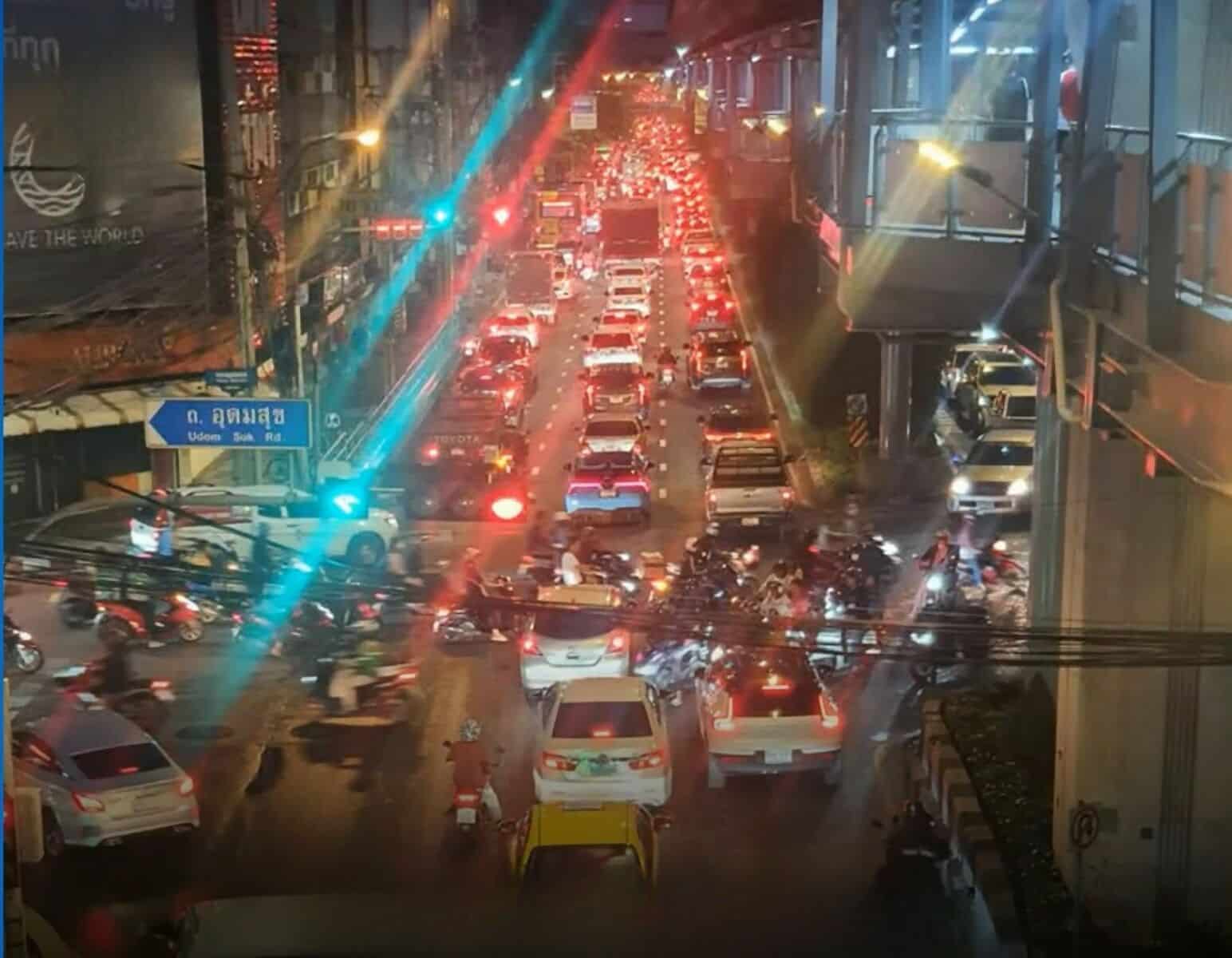 Бангкокский район Банг-На оказался в пробке из-за наводнений и пробок на дорогах (видео)