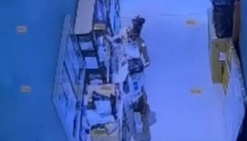 Бангкокскую трансвеститку засняли на камеру видеонаблюдения, когда она крала посылки у соседей