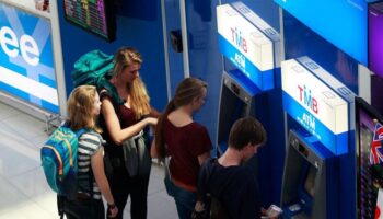 Бату не повезло: тайская валюта дешевеет по мере того, как доллар напрягает мускулы