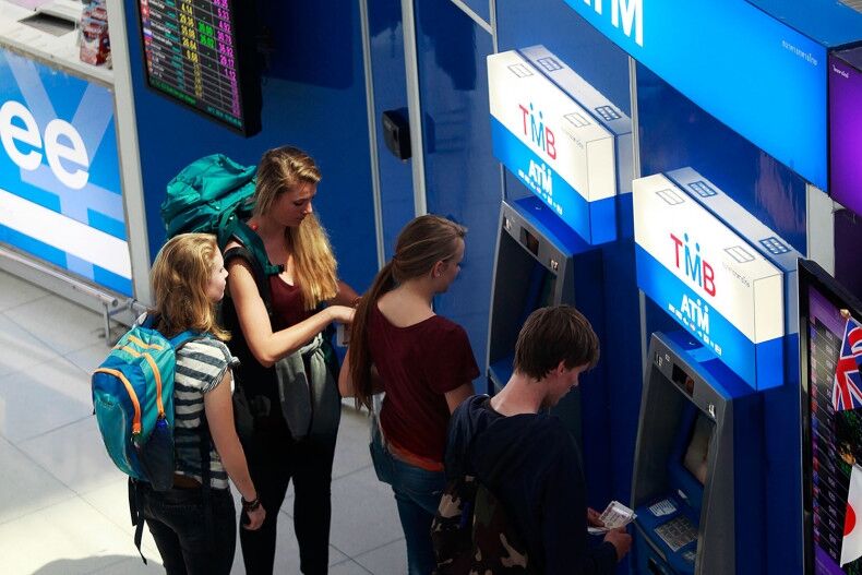 Бату не повезло: тайская валюта дешевеет по мере того, как доллар напрягает мускулы