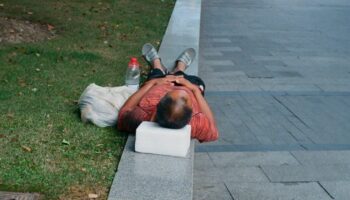 Благотворительность оборачивается насилием: бездомный мужчина ударил жертвователя еды в Накхонсаване