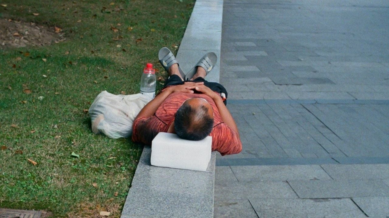 Благотворительность оборачивается насилием: бездомный мужчина ударил жертвователя еды в Накхонсаване