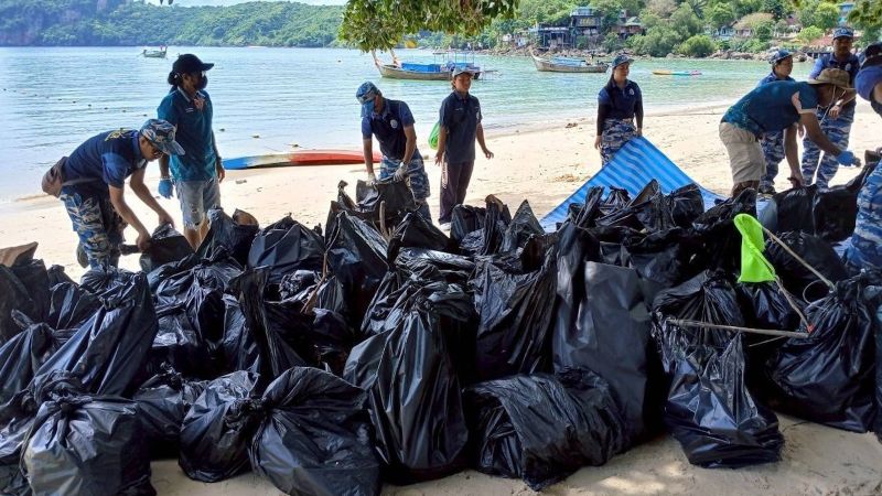 Более 750 кг мусора собрали на пляжном субботнике на Пхи-Пхи
