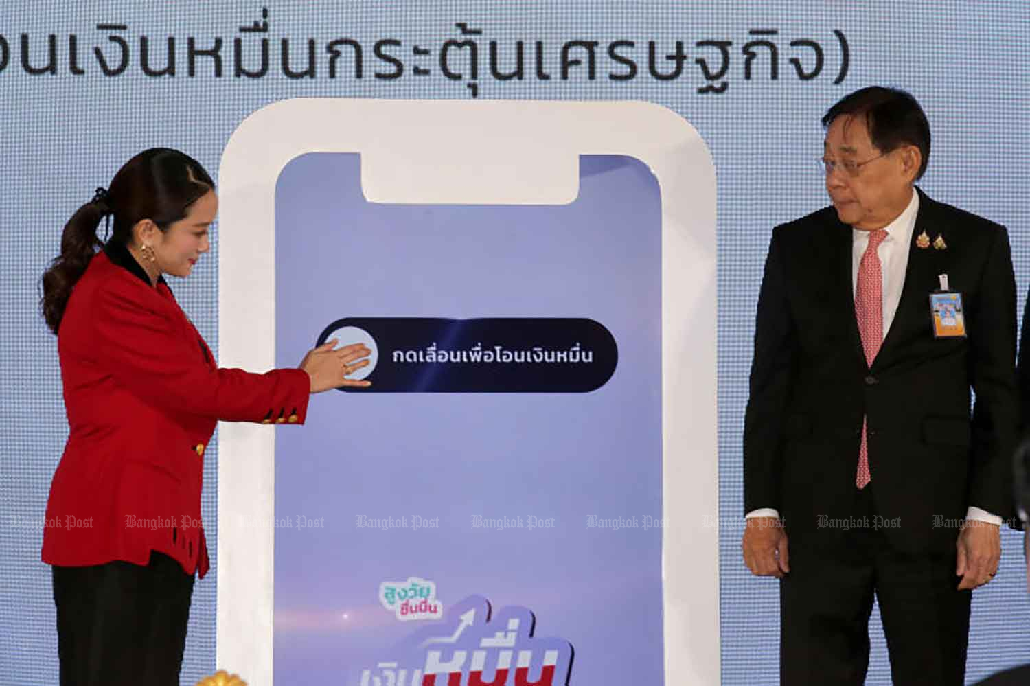 Большинство тайцев считают экономический кризис "тяжелым" и возвращают наличные: опрос