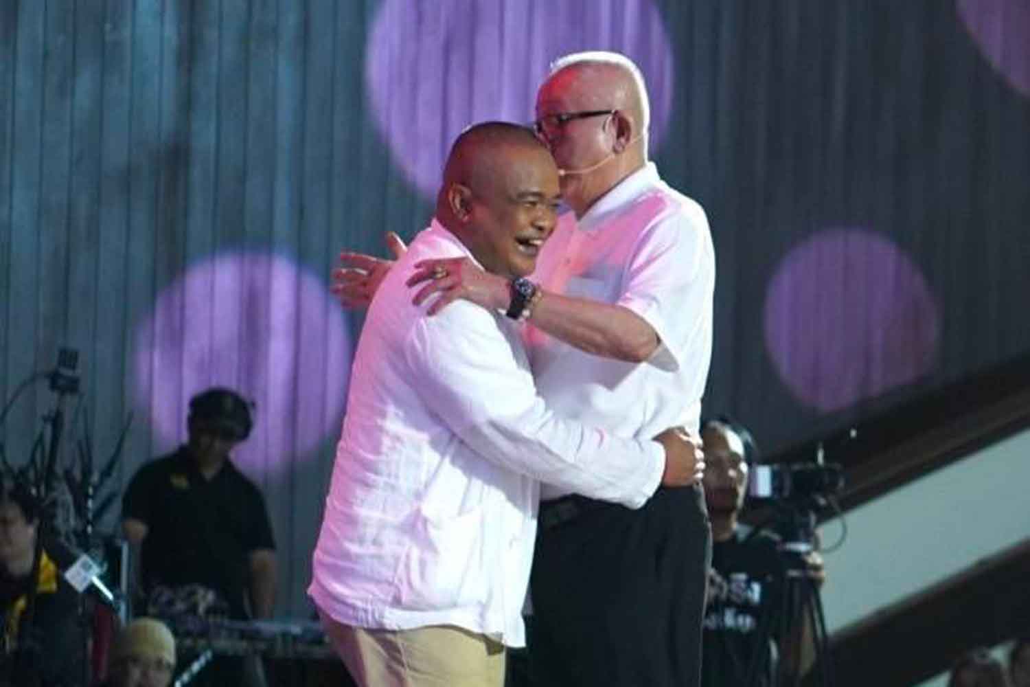 Бывшие соперничающие лидеры протеста Сондхи и Джатупорн объединяют усилия против Таксина