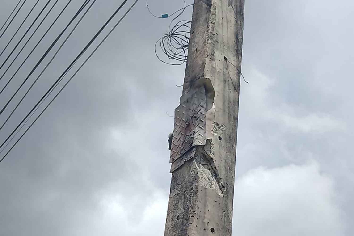 В результате взрыва бомбы пострадали 3 полицейских, устанавливавших камеру видеонаблюдения в Наратхивате