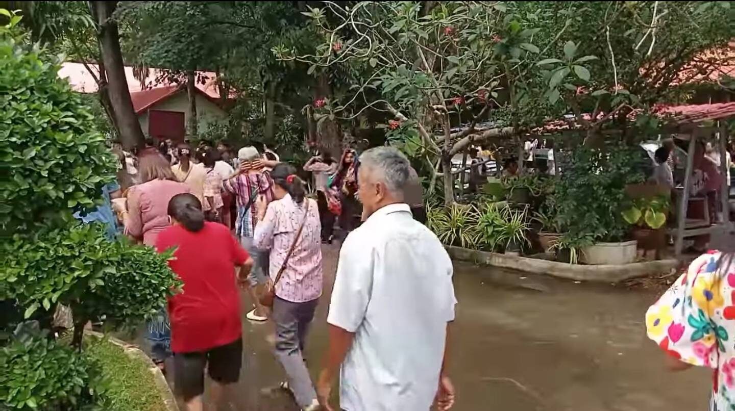 В результате нападения пчел на храм Накхонратчасима пострадали более 30 человек