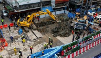 В результате схода оползня на строительной площадке метро в Бангкоке 1 рабочий пропал без вести 