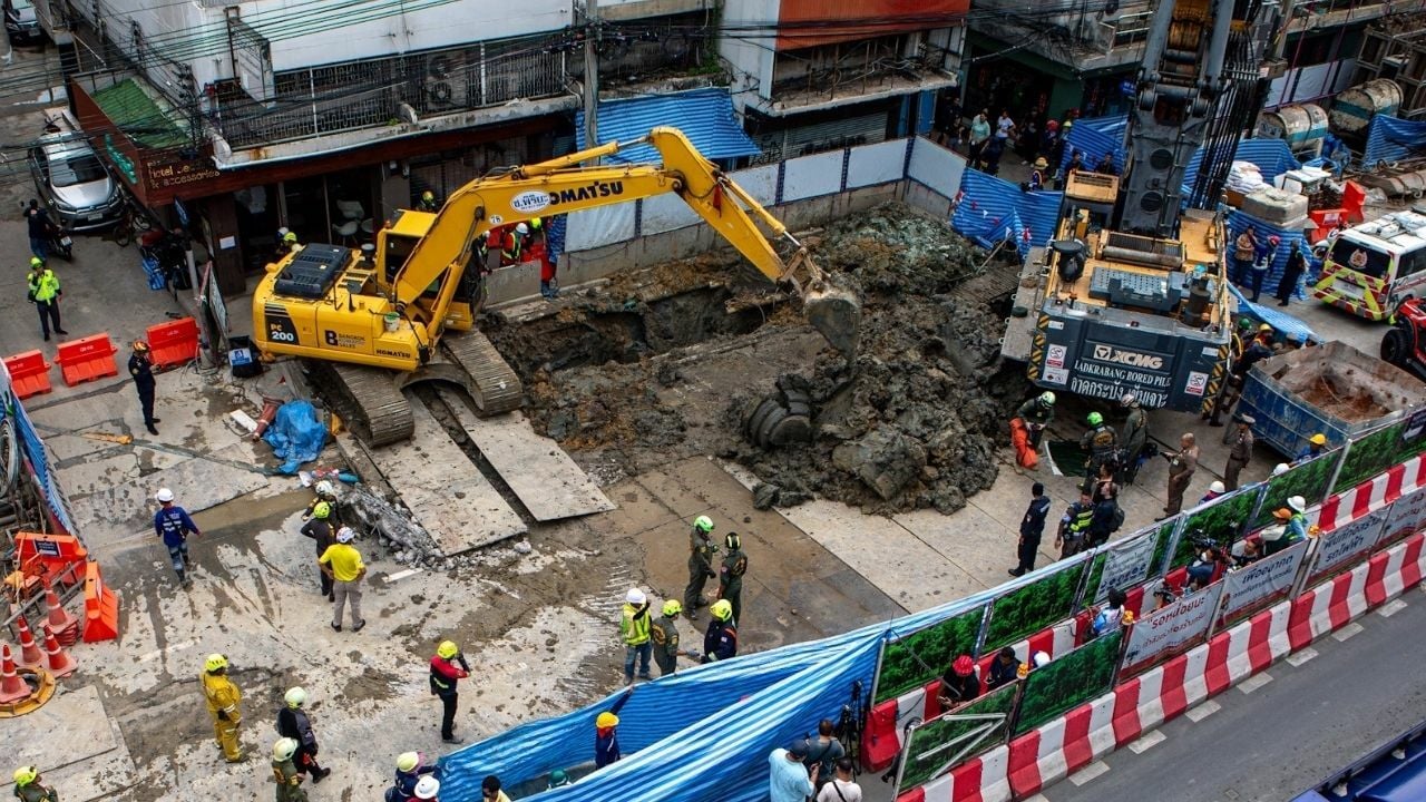 В результате схода оползня на строительной площадке метро в Бангкоке 1 рабочий пропал без вести 