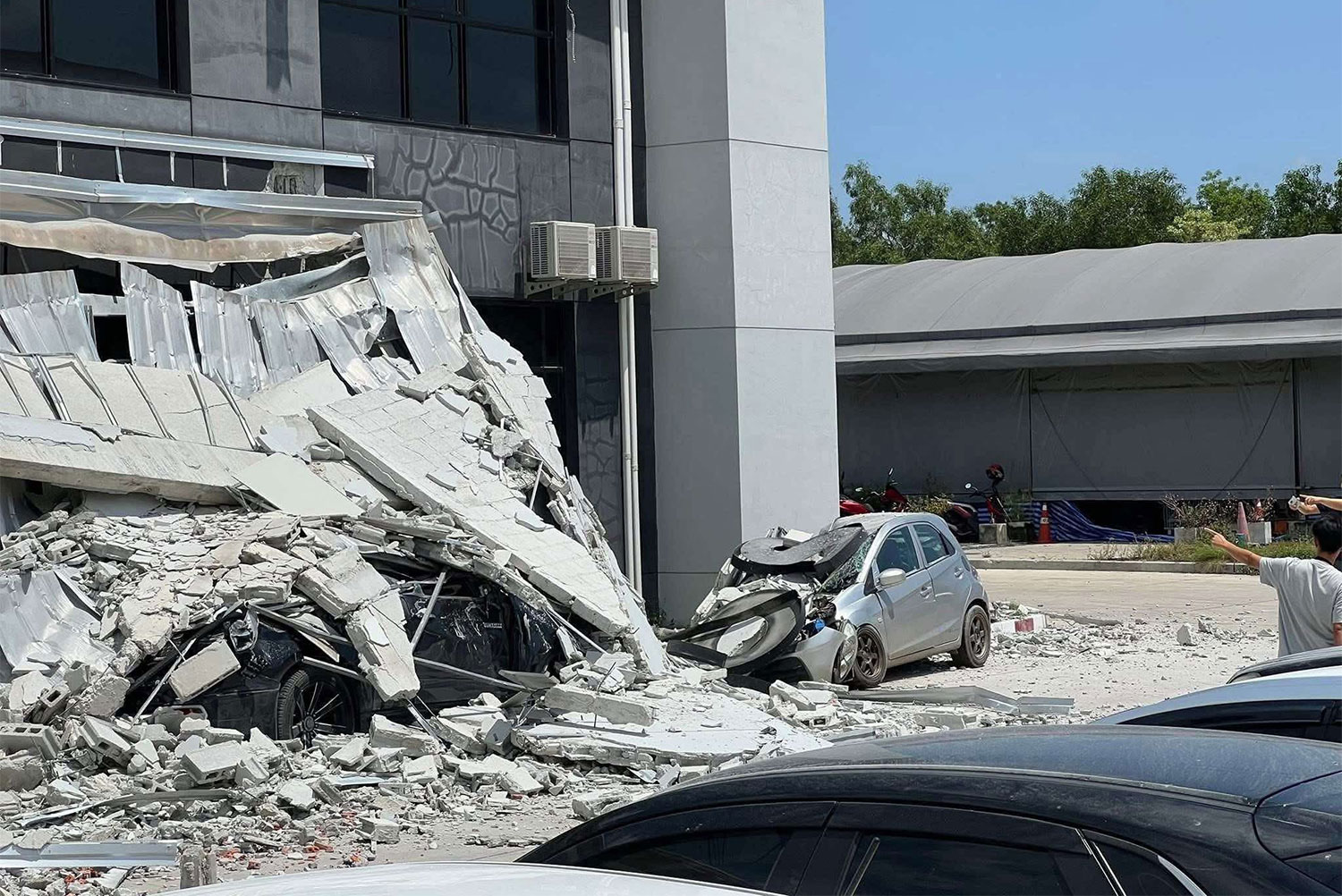 В Чонбури обрушилось здание фабрики, в результате чего 1 женщина получила ранения