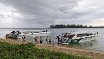 В этом году на Пхукете появилось лодочное такси, связывающее пляжи и аэропорт