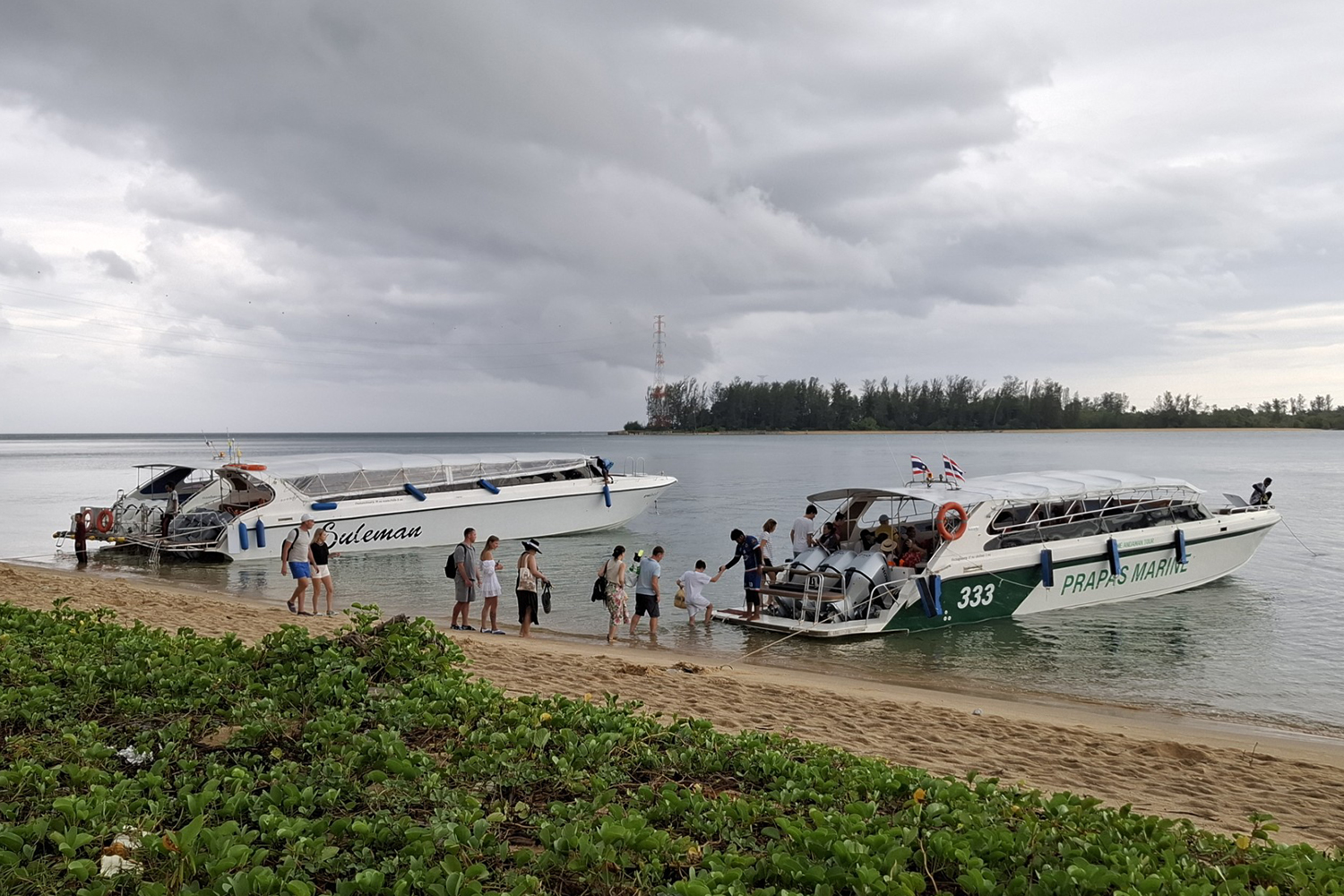 В этом году на Пхукете появилось лодочное такси, связывающее пляжи и аэропорт
