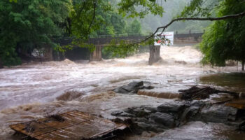 Внезапное наводнение в районе Чомтонг в Чиангмае привело к повреждению дорог