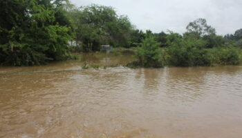 Внезапные наводнения в Ван-Нам-Хьяо в Корате привели к разрушениям, 1 человек пропал без вести