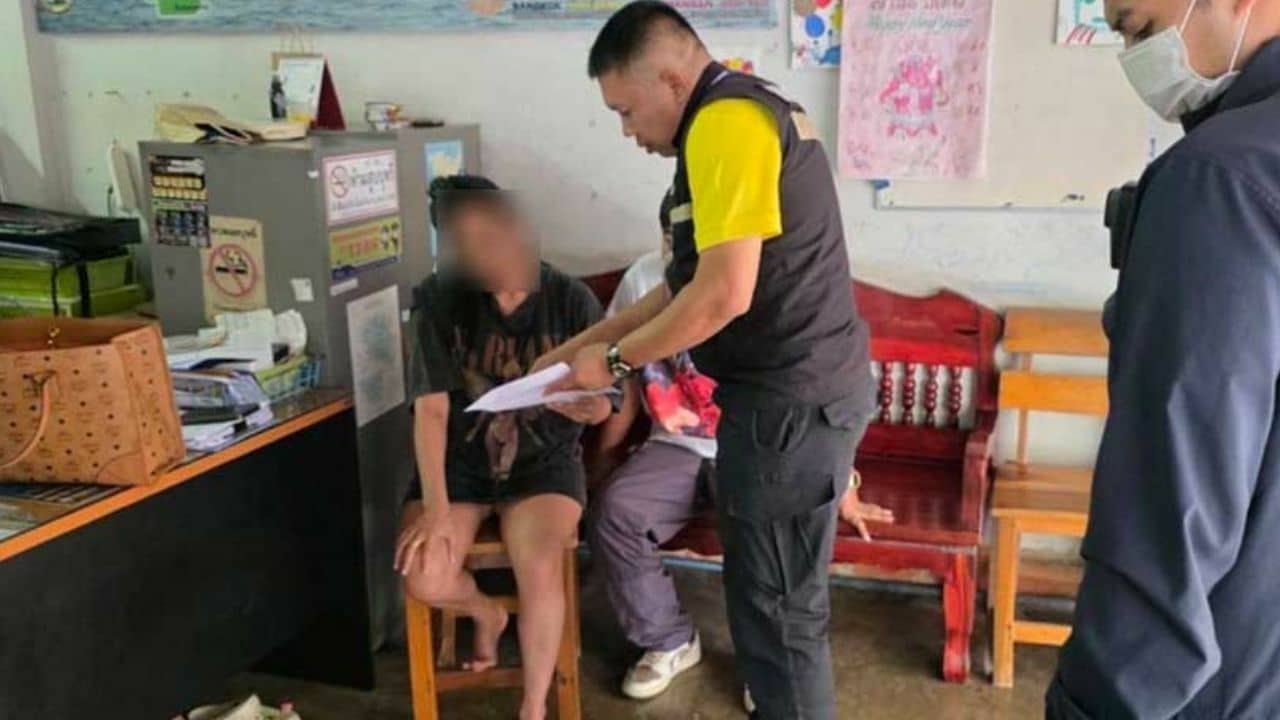 Водитель автобуса на острове Пханган украл кредитную карту румынского туриста