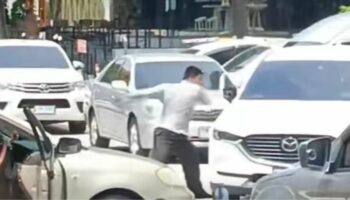 Водитель, выехавший на встречную полосу в Паттайе, повредил машину, утверждает, что полиция связывает