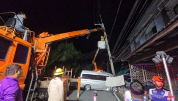 Водителя микроавтобуса убило током после столкновения с мачтой электропередач