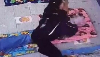 Возмущение, вызванное тем, что воспитательница детского сада в Чачоенгсао была поймана за насилием над головой малыша (видео)