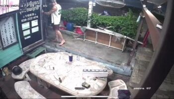 Волонтер-спасатель шокирован, когда иностранец разгромил киоск в Паттайе