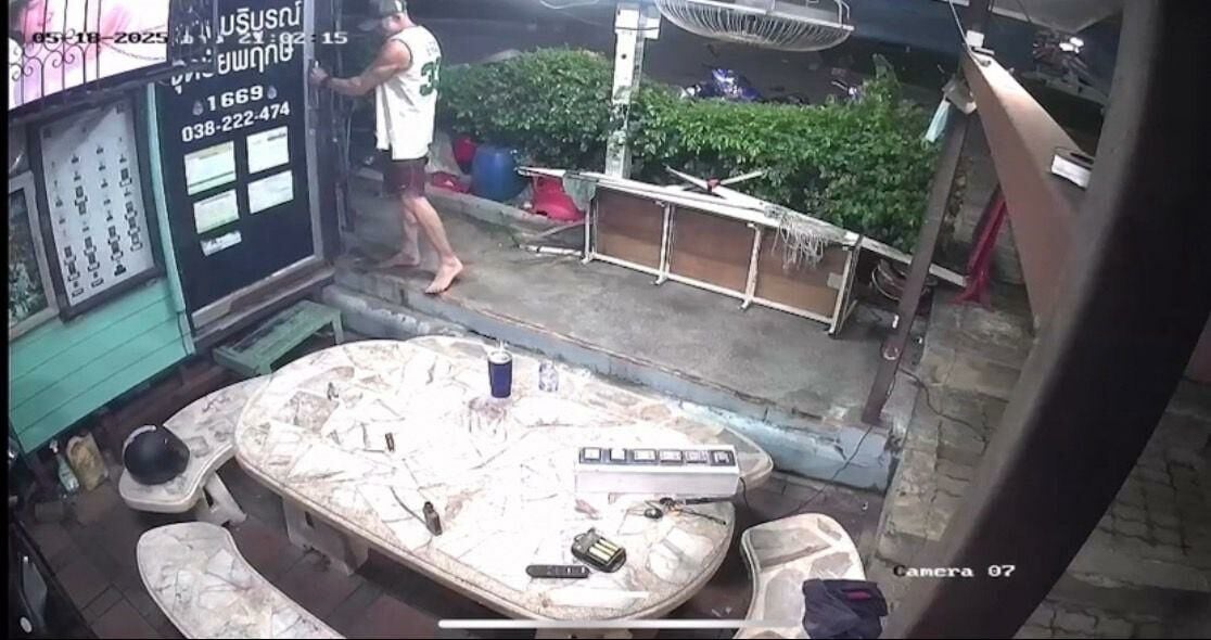 Волонтер-спасатель шокирован, когда иностранец разгромил киоск в Паттайе