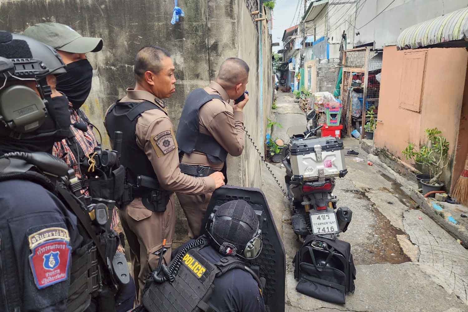 Вооруженный и встревоженный мужчина весь день не сдавался в Бангкоке