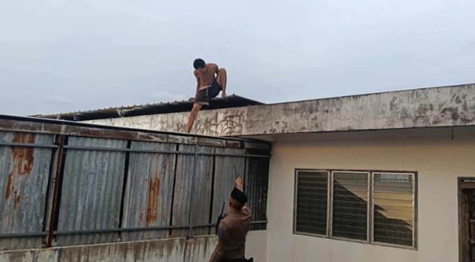 Воров из "Человека-паука" поймали после побега с крыши в Сакон-Накхоне