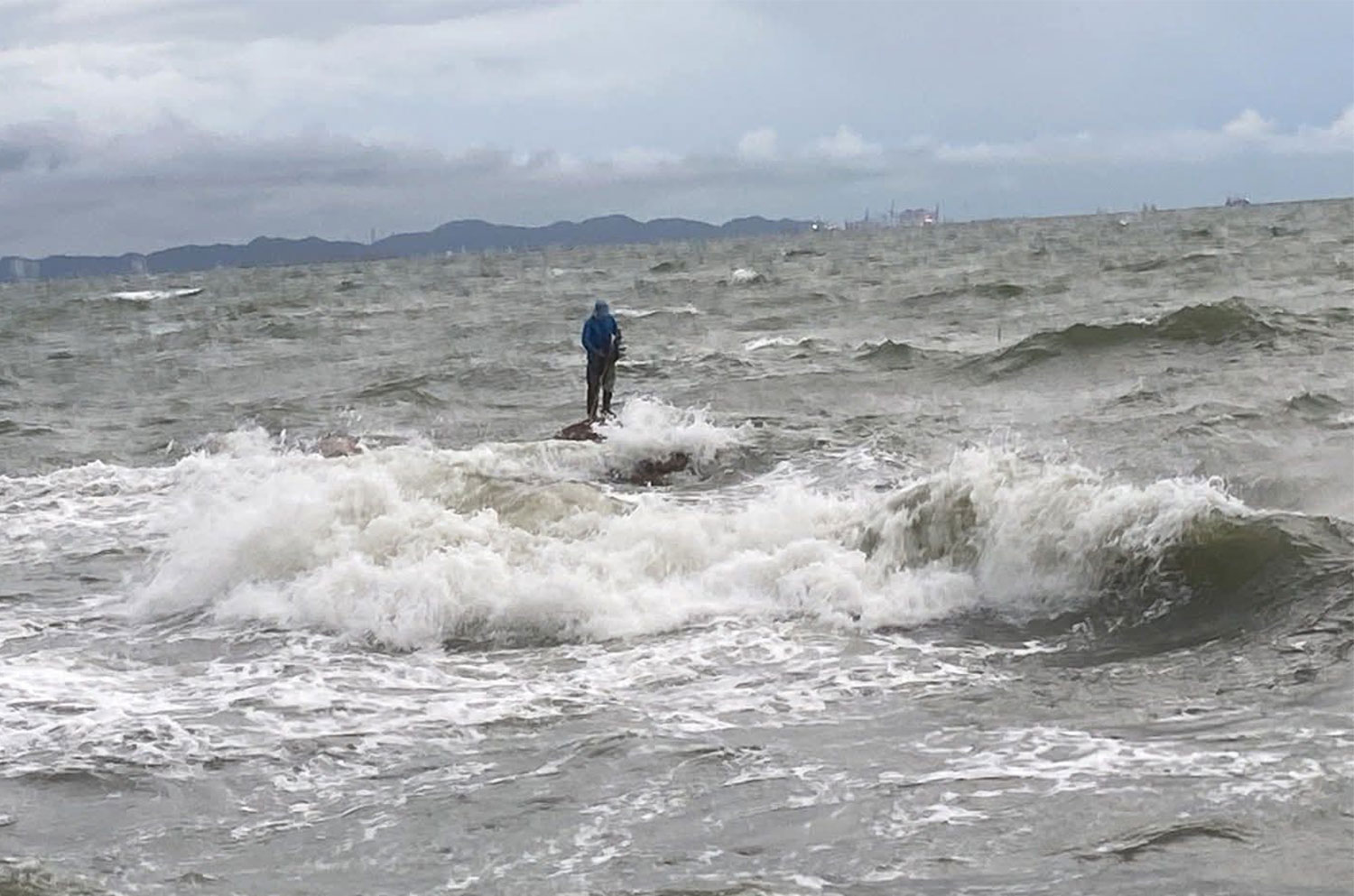 Выброшенный на берег рыболов спасен в бурном море у берегов Банг-Саена