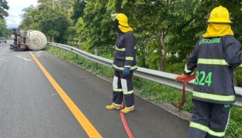 Грузовик со сжиженным газом перевернулся, что привело к утечке газа в Прачуапкирикане