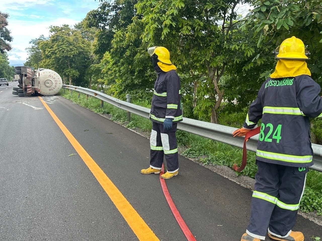 Грузовик со сжиженным газом перевернулся, что привело к утечке газа в Прачуапкирикане