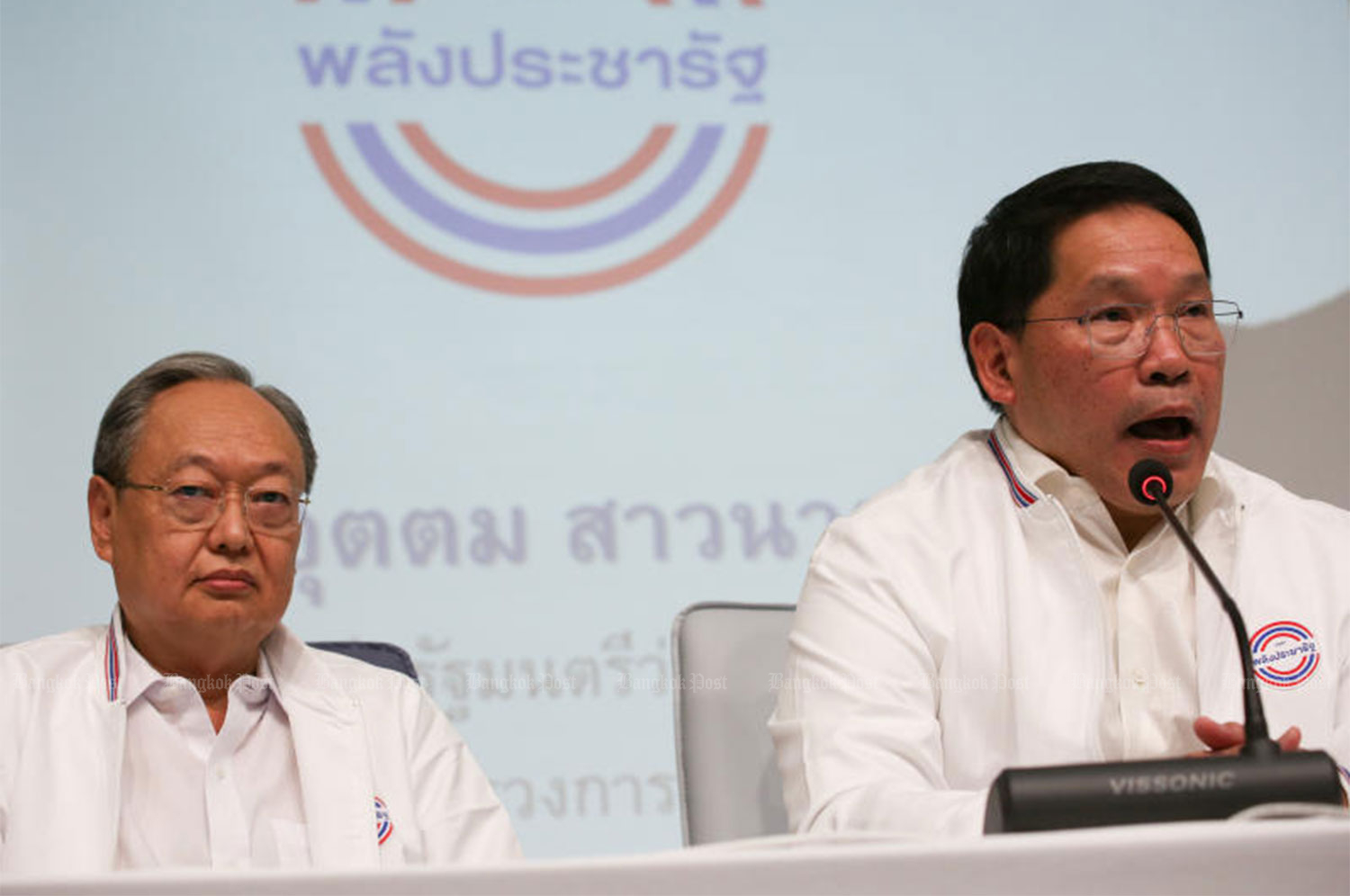 Два заместителя лидера партии вышли из партии Паланг Прачарат